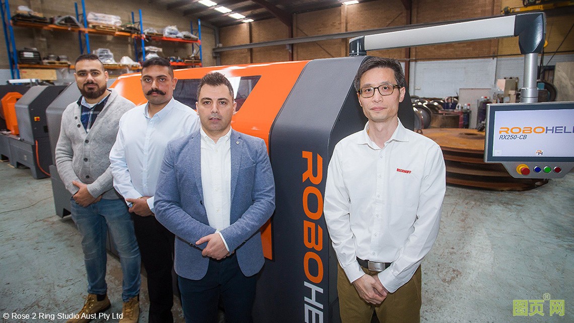 來自 RoboHelix 公司的業(yè)務拓展專員 Peter Fahim、電氣和控制部門主管 Budhaditya Majumdar 博士及公司 CEO Hayel Smair 與倍福澳大利亞新南威爾士州辦事處銷售工程師殷博川（從左至右）。 